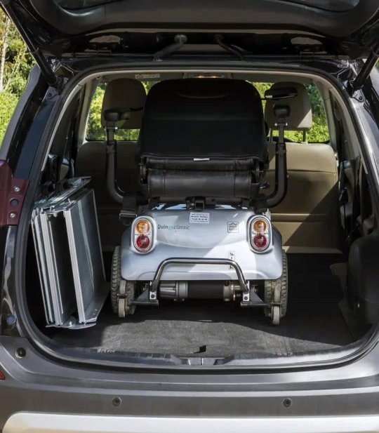 La rampe valise repliée est facile à transporter à côté du scooter électrique senior dans le coffre