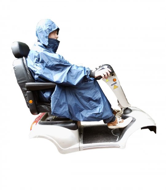 Homme avec poncho sur scooter électrique pour personne handicapée, PMR et à mobilité réduite