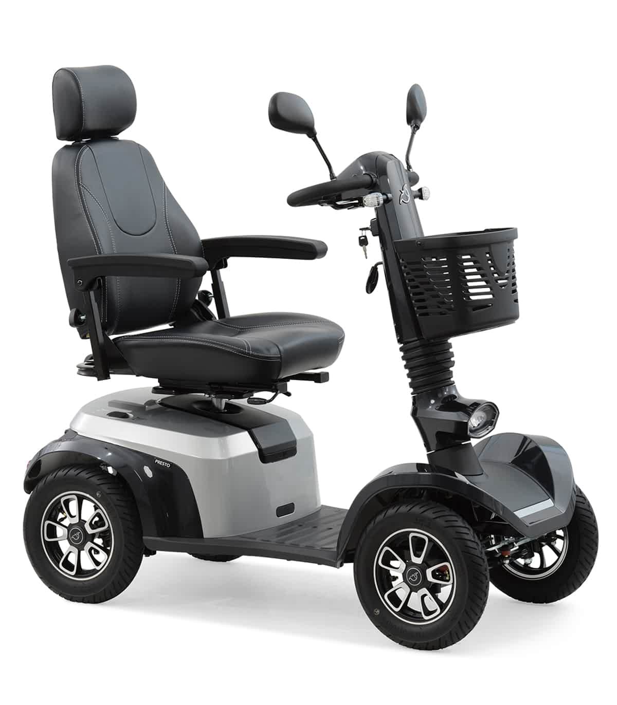 Vue 3/4 avant du scooter électrique handicapé PMR Life & Mobility Presto en gris