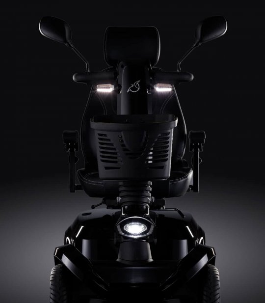 Vue avant avec lumière allumé du scooter électrique handicapé PMR Life & Mobility Presto S en noir