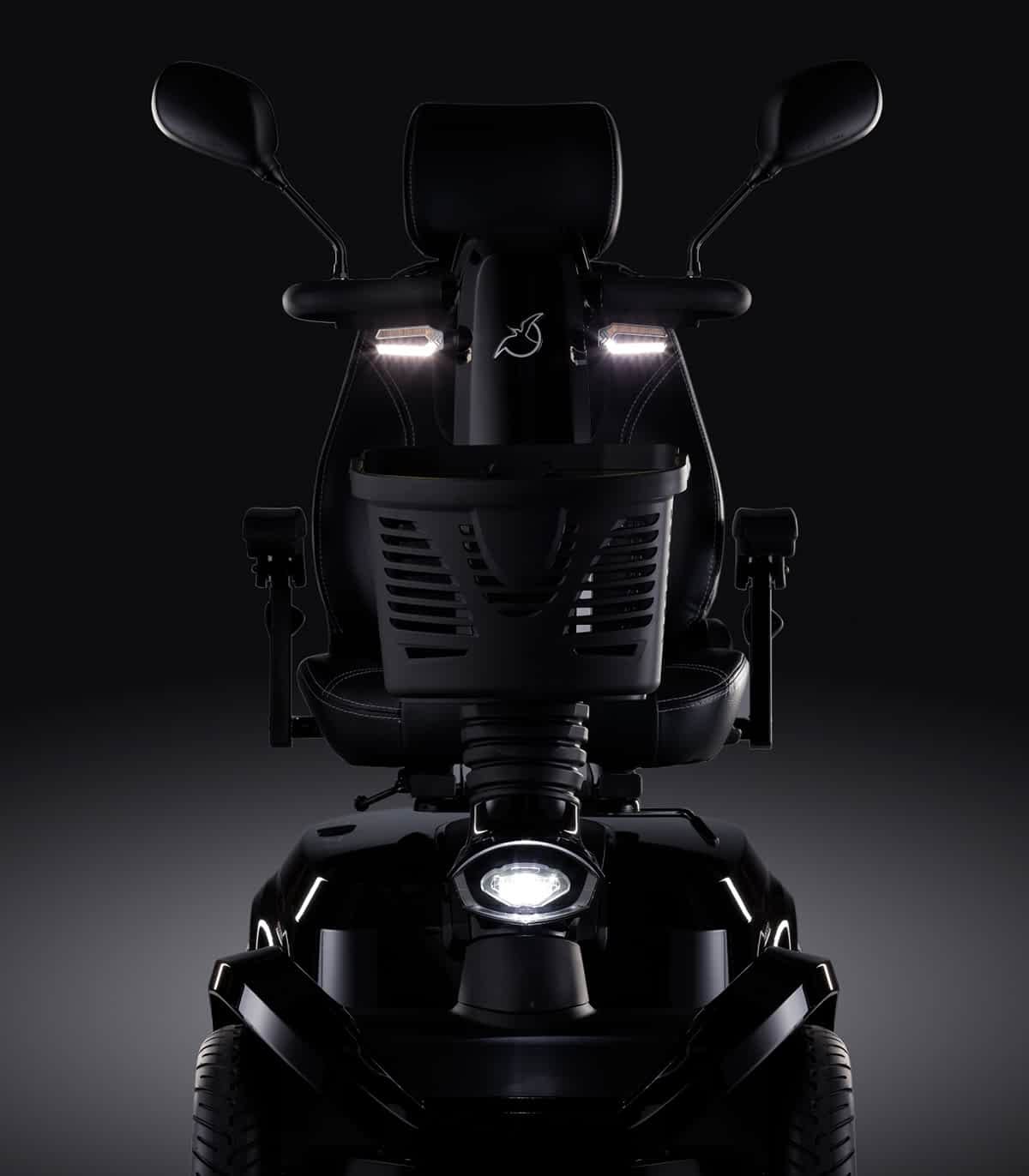 Vue avant avec lumière allumé du scooter électrique handicapé PMR Life & Mobility Presto S en noir